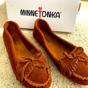 Minnetonka Womens Kilty hard sole moccasin size 10